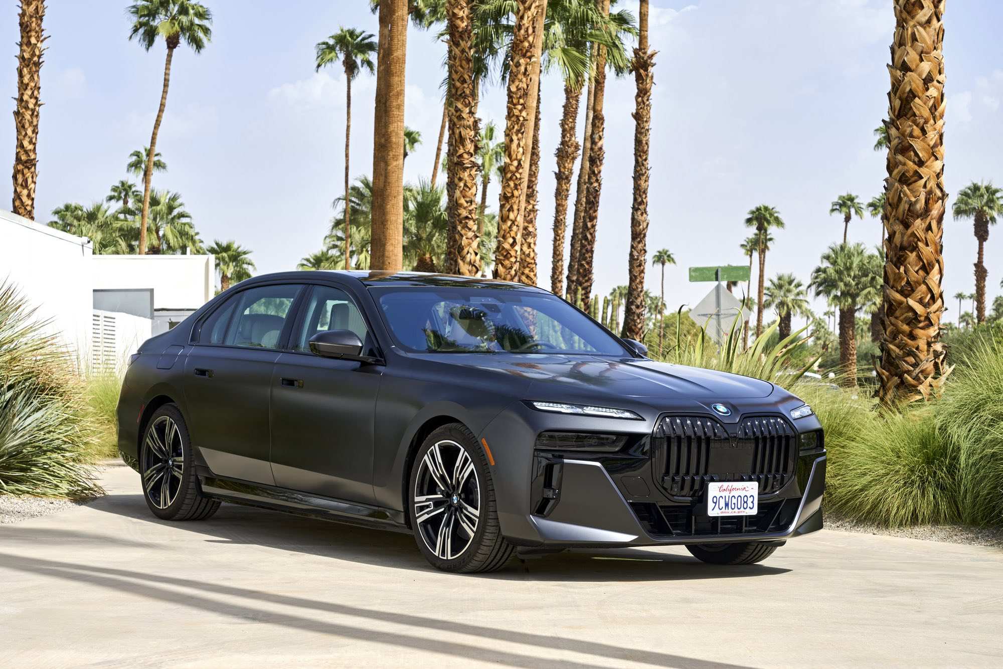 Review The 2023 Electric BMW i7 & BMW 760i Are the New Kings of Luxury